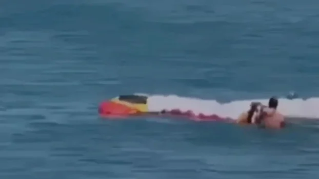 Dy pushues shpëtojnë jetën e një parashutisti në Vlorë – incident dramatik në det 