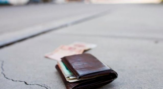 Qytetari i Ferizajt kthyen 160 euro dhe dokumentet e humbura – Shembull i ndershmërisë 
