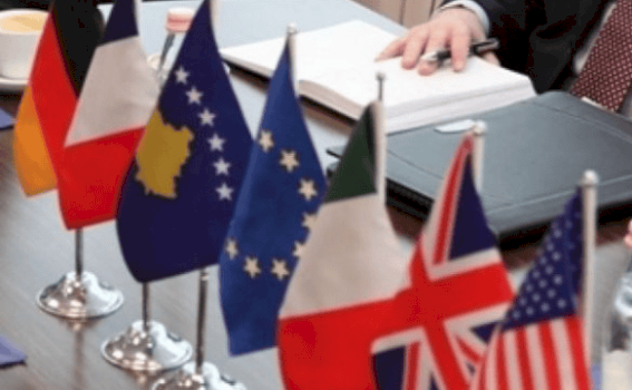 BE dhe QUINT i kërkojnë Kosovës: Mos pengoni flamujt e komuniteteve 