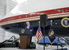 “dhurate-nga-katari”-trump-prezanton-aeroplanin-e-ri-presidencial