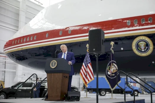 “dhurate-nga-katari”-trump-prezanton-aeroplanin-e-ri-presidencial