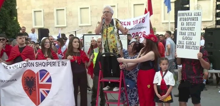 tensione-ne-protesten-para-kryeministrise-ne-tirane:-protestuesit-perplasen-me-policine-per-nje-cader