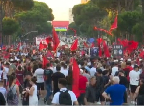 protesta-per-zvernecin-ne-diten-e-22-te,-qytetaret-protestojne-para-kryeministrise
