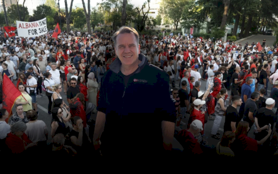 arifi:-flamuri-i-uck-se-ne-protesta-kunder-qeverise-ne-shqiperi-eshte-irritues-dhe-fyes