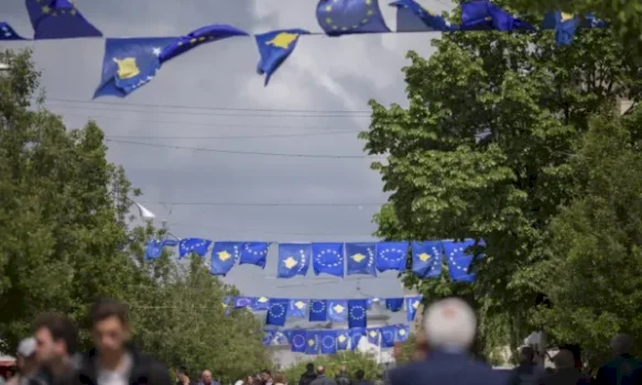 sondazhi-i-webalkans:-cdo-i-katerti-kosovar-beson-se-politika-po-e-ngadaleson-rrugen-drejt-be-se