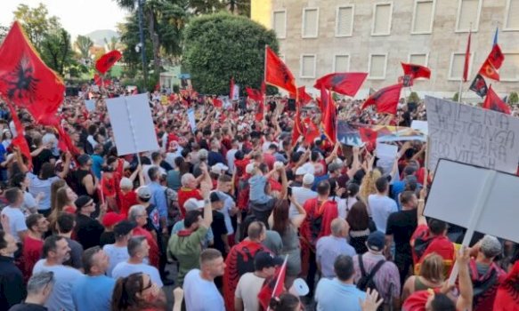 veteranet-e-uck-se-iu-bejne-thirrje-protestuesve-ne-tirane:-mos-i-keqperdorni-simbolet-e-uck-se-per-qellime-politike