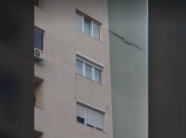 demtohet-fasada-e-objektit-banesor-ne-fushe-kosove,-rrethohet-zona-me-shirita