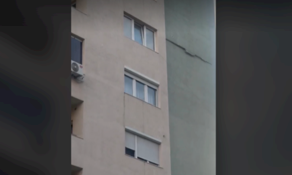 demtohet-fasada-e-objektit-banesor-ne-fushe-kosove,-rrethohet-zona-me-shirita
