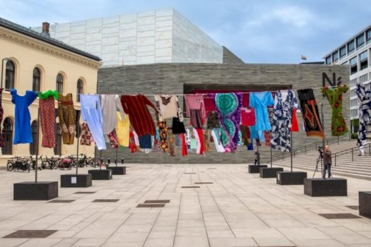 “thinking-of-you”-ne-oslo:-instalacioni-qe-nderon-te-mbijetuarit-e-dhunes-seksuale-ne-luften-e-kosoves