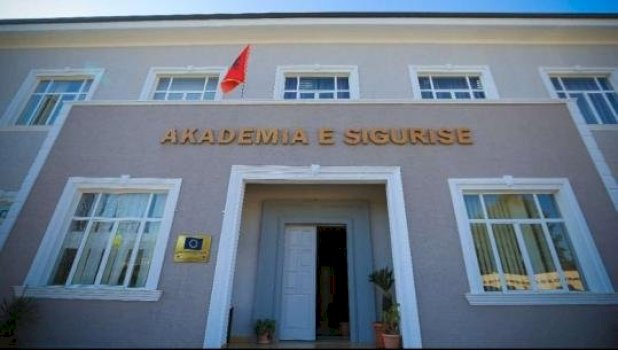 60-kursante-te-helmuar-ne-akademine-e-sigurise-ne-tirane,-reagon-kompania-e-ushqimit
