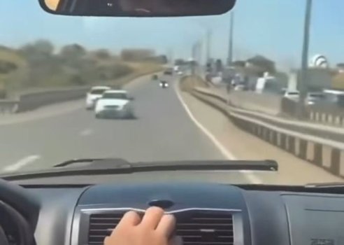 te-rinjte-rrezikojne-shume,-futen-ne-anen-e-kundert-te-autostrades-per-te-shmangur-kolonat