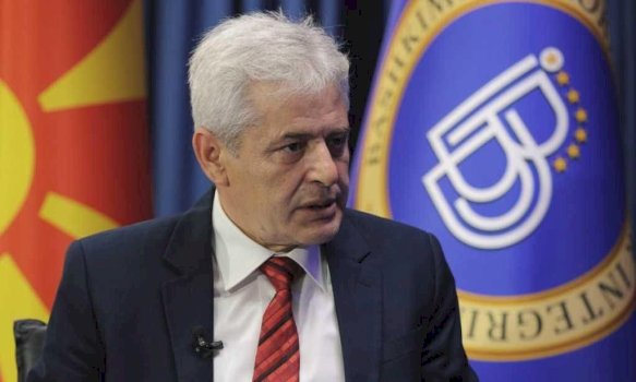 kosovaret-qe-protestojne-per-zvernecin,-ali-ahmeti:-me-dhimbje-po-i-percjelli,-shqiperia-strehoi-kosoven-gjate-luftes