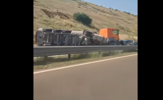 rrokulliset-nje-kamion-ne-autostrade-afer-malisheves,-bllokohet-komunikacioni