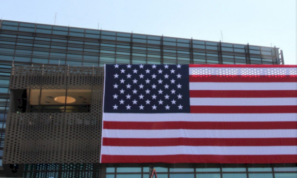 pergatitjet-per-250-vjetor,-vendoset-nje-flamur-gjigant-ne-objektin-e-ambasades-amerikane-ne-prishtine