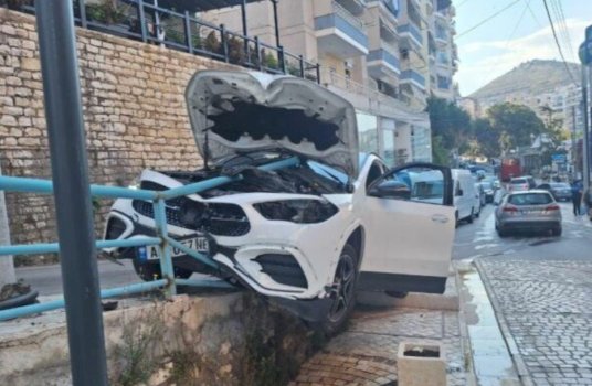 aksident-i-frikshem-ne-sarande,-makina-del-nga-rruga-dhe-perplaset-me-barrierat