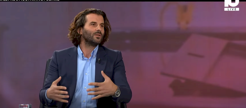 Rregullat e Faton Pecit për hyrjen në komunë  reagon Kraki  Nuk mundet me imponu kod veshje