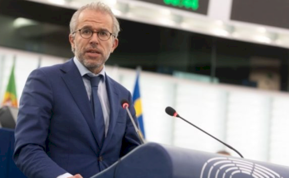 eurodeputeti-holandez:-vuciq-po-perdor-taktiken-e-autokrateve-per-te-qendruar-ne-pushtet