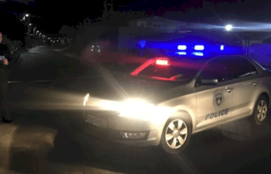 ngjarja-tragjike-ne-decan,-policia:-babe-e-bir-dyshohet-se-vdiqen-si-pasoje-e-kontaktit-me-rrymen-derisa-ishin-duke-e-lare-veturen-ne-oborr