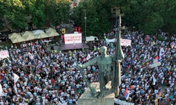 kosova-ne-qender-te-protestes-antiqeveritare-ne-kraleve-te-serbise