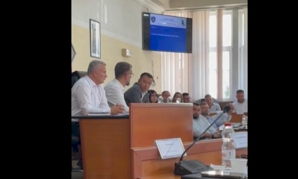 peci-perplaset-me-mediat-lokale-ne-mitrovice:-s’po-me-rrihet-pa-me-sha-ndonje-medium