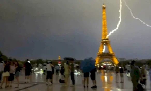 nga-nxehtesia-ekstreme-ne-stuhi,-rrufeja-godet-kullen-eiffel