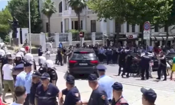 perplasja-me-policine-jashte-kuvendit,-shoqerohen-ne-komisariat-disa-persona,-mes-tyre-dritan-goxhaj