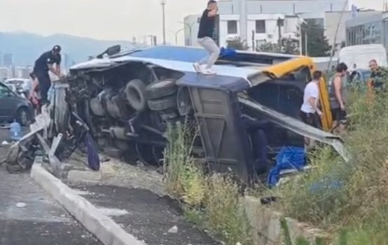aksident-i-rende-ne-autostrade,-furgoni-del-nga-rruga-–-bllokohen-pasagjeret