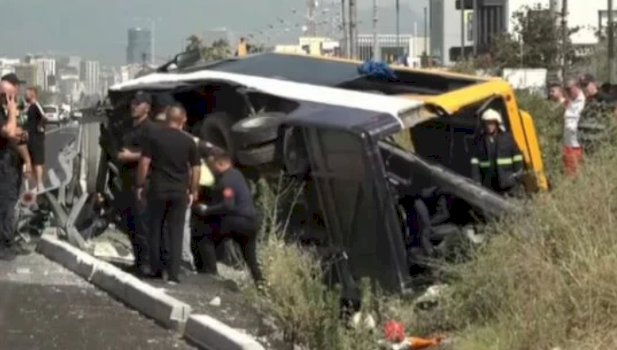 dy-te-vdekur-nga-aksidenti-ne-autostraden-tirane-durres,-12-te-lenduar