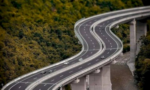 ministria-e-infrastruktures:-eshte-pastruar-sistemi-i-drenazhimit-dhe-eshte-larguar-uji-i-grumbulluar-ne-autostraden-“arben-xhaferi”