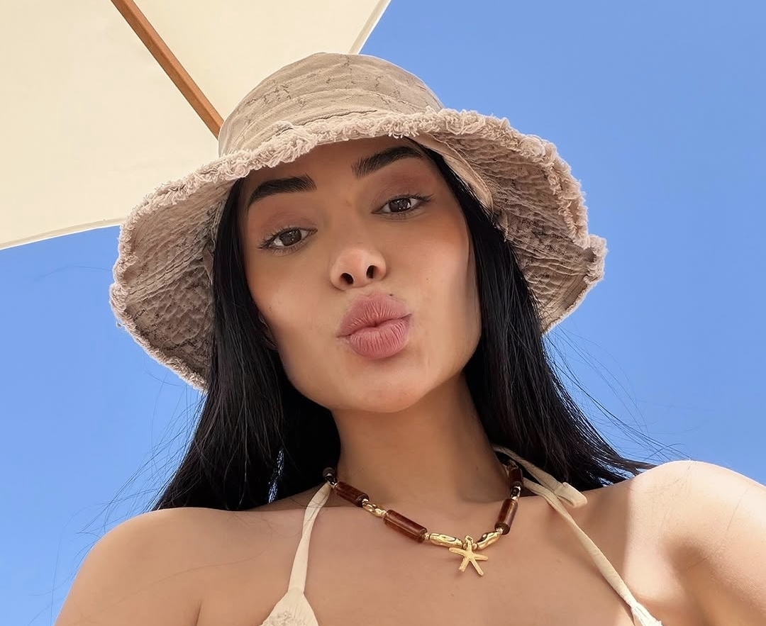 Kader Kicaj shfaqet në bikini bregdetare, frymëzon me stilin e saj veror
