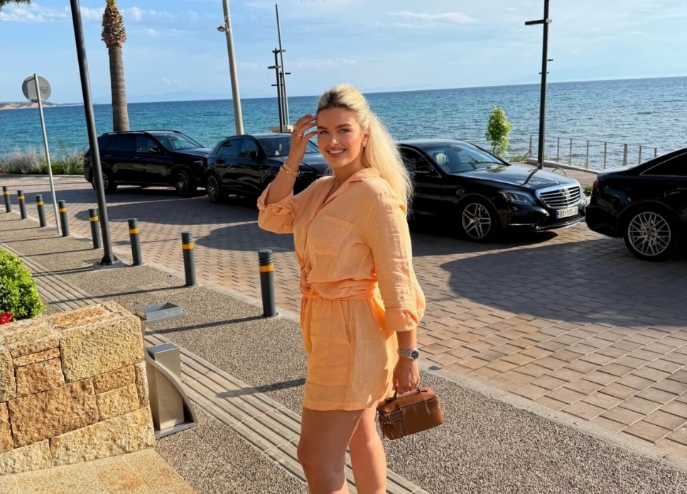 reja-e-shyhretes-nuk-ndahet-nga-takat-as-ne-pushime-shfaqet-elegante-nga-greqia