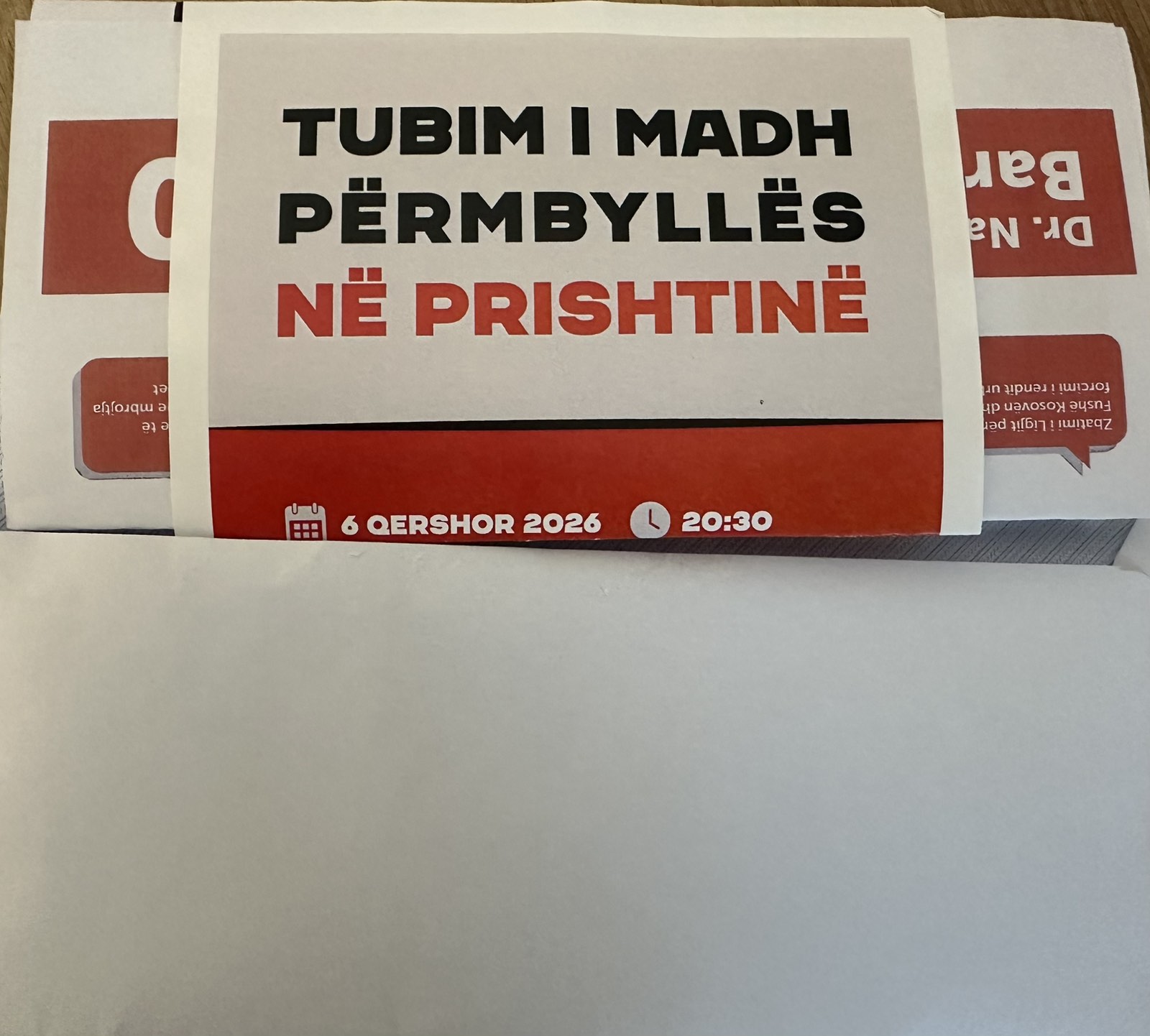 Fushë Kosovë: Banorët ankuan për fletushkat e VV-së që mbushin hyrjet e banesave 