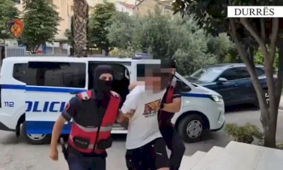 shisnin-droge-ne-plazhet-e-durresit,-arrestohen-dy-te-rinj,-iu-gjeten-para-dhe-thike