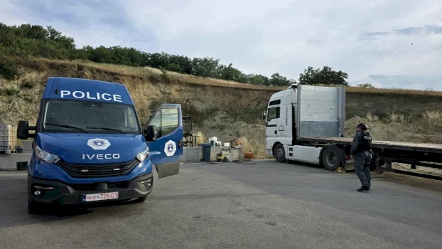 prokuroria-me-detaje-nga-aksioni-i-sotem,-9-persona-te-arrestuar-–-sekuestrohen-15-mije-euro-dhe-5-autobote-te-naftes