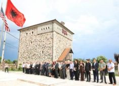haradinaj-pret-delegacion-amerikan-ne-gllogjan,-dedikon-medalje-per-daniel-serwerin-dhe-mario-marquezin