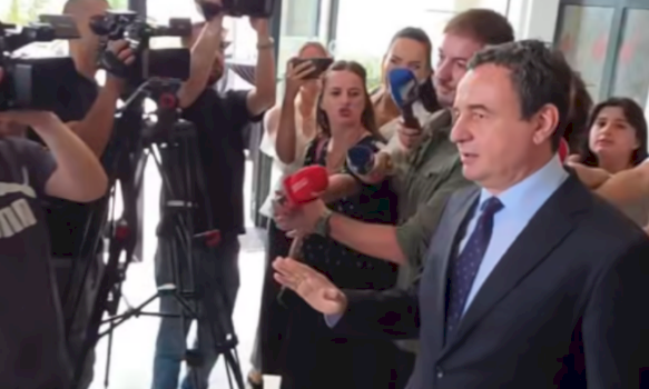 Kryeministri Kurti shmang pyetjet për formimin e institucioneve: "Po shkoj në kryeministri"
