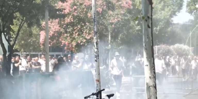pershkallezohet-protesta-ne-shqiperi,-policia-hedh-gaz-lotsjelles-dhe-uje-drejt-qytetareve
