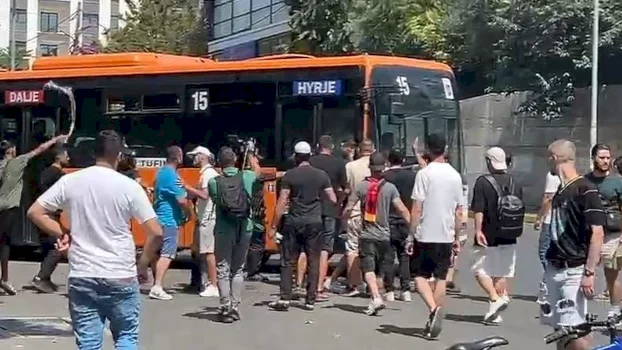 protestuesit-perplasen-me-faturinon-dhe-shoferin-e-autobusit-ne-tirane