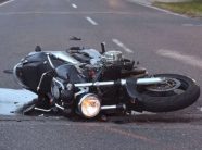 aksident-mes-vetures-dhe-motocikletes-ne-peje,-lendohet-motoristi
