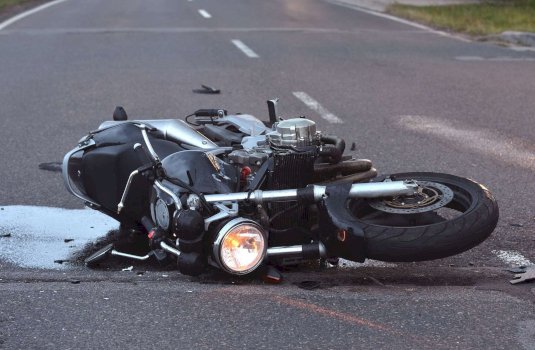 aksident-mes-vetures-dhe-motocikletes-ne-peje,-lendohet-motoristi