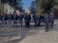 perplasje-ne-protesten-para-kuvendit-te-shqiperise,-10-police-te-lenduar
