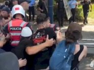 protestuesit-gjuajne-me-gure-policet-ne-shqiperi,-nente-te-plagosur-e-20-te-arrestuar