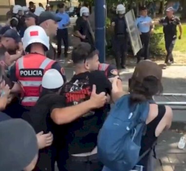 protestuesit-gjuajne-me-gure-policet-ne-shqiperi,-nente-te-plagosur-e-20-te-arrestuar