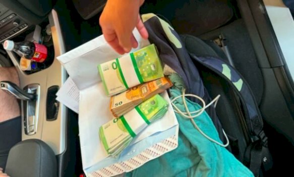 dogana-ia-gjen-nje-qytetari-23,500-euro-te-padeklaruara-gjate-kontrollit-ne-merdare,-ia-ndal-25%-te-shumes