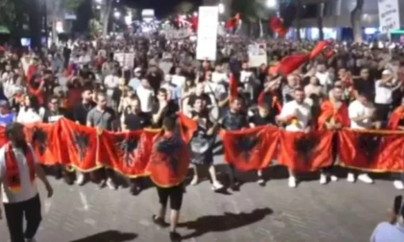 dita-e-34-te-e-protestes-ne-tirane,-pjesemarresit-nisin-marshim-ne-rruget-e-kryeqytetit