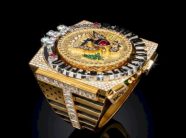 per-250-vjetorin,-trump-merr-dhurate-nje-unaze-luksoze-me-diamante