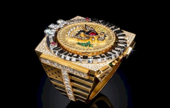 per-250-vjetorin,-trump-merr-dhurate-nje-unaze-luksoze-me-diamante