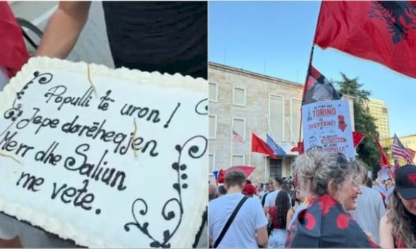 dita-e-35-te-e-protestes,-pjesemarresve-u-bashkohen-edhe-nga-diaspora,-torte-rames-per-ditelindje:-merr-edhe-saliun-me-vete