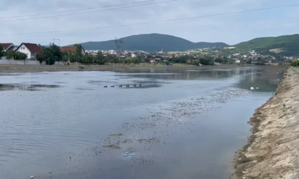 liqeni-artificial-ne-mitrovice-po-mbulohet-nga-barishtet