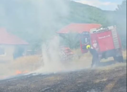 zjarr-ne-ballance-te-vitise,-flaket-u-afrohen-shtepive,-zjarrfikesit-ne-vendngjarje